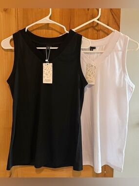 Classic V-Neck Tank Top - Black and White Size Small